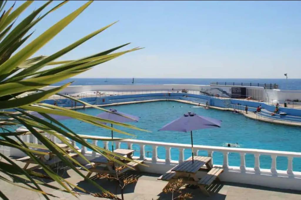 Spacious 2 Bedroom Apartment Near Seafront เพนแซนซ์ ภายนอก รูปภาพ